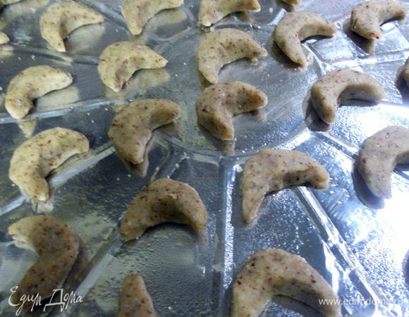 Сформировать печенье в виде полумесяцев, выложить на противень, застланный бумагой для выпечки или фольгой и слегка смазанный маслом. Выпекать  в духовке, разогретой до 175С, около 10 минут+- несколько минут. Остудить на противне  после чего снять и посыпать пудрой, смешанной с молотым анисом. 