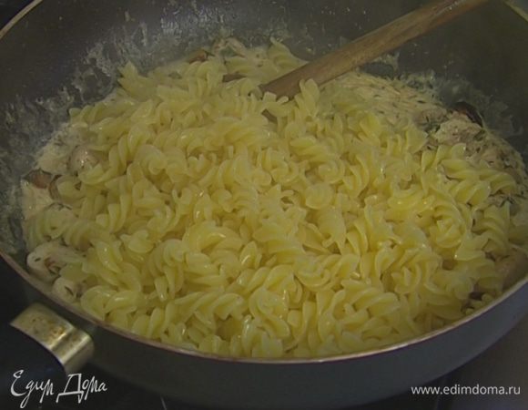 Выложить готовые макароны в сливочно-грибной соус, все перемешать.
