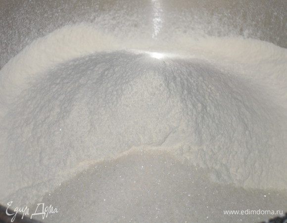 Изначально этот тарт подавался с чисто песочным тестом, но я, да и все у меня дома, любят вариант помягче. Выбирайте сами, как вам больше нравится! В этот раз я делала две порции (вторую для других целей), это будет видно в момент добавления желтка, не пугайтесь второму желтому шарику! Итак приготовим тесто. Смешаем муку, соль, разрыхлитель, сахарный песок и ванильный сахар.