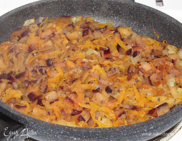 Обжарить на оливковом масле лук и морковь. Посолить, поперчить, добавить сливы. Приправить начинку для рулетов специями, перемешать, обжарить 2-3 минуты. Остудить.