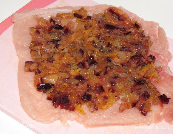 Куриное филе посолить, поперчить. Выложить начинку, распределив ее по поверхности филе, но не до краев, чтобы рулетики могли скрепиться.