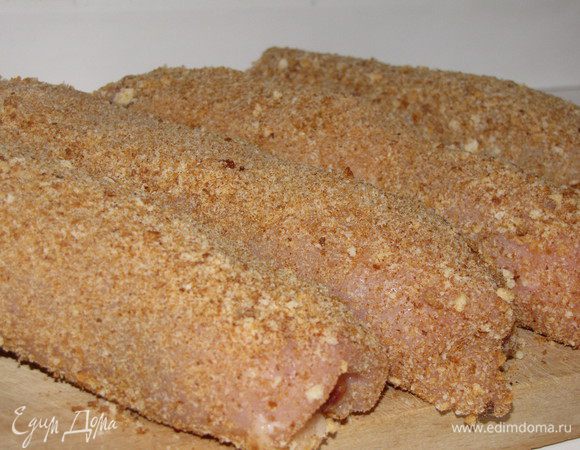 Готовые рулетики обвалять в панировочных сухарях.