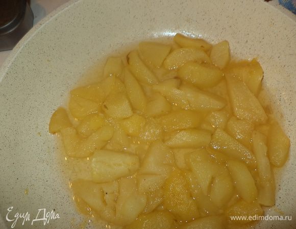 Крем для белых бисквитов
Желатин 2 столовых ложки я сразу замочила в воде потом  все распустила и добавляла  пропорционально.
4 груши очистить,порезать,в сковороду или сотейник положить небольшой кусочек сливочного масла,груши,сахар ,немного закарамелизовать,добавить ложечку коньяку, затем убавить огонь и немного добавив водички или сока довести до мягкости,затем груши слегка остудить и пробить блендером,желатин распустить в микро и добавить в грушевой массе
Для второго торта я взяла хурму и пробила блендером,прогрела,добавив лишь немного лимонного сока и потом желатин