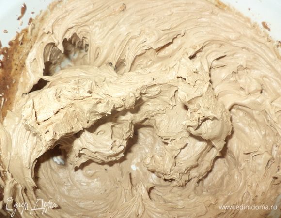 Крем №1
Творог взбить хорошо,добавить сахарную пудру и продолжить взбивать,
шоколад с ложечкой молока или сливок растопить в микро (на маленькой мощности от 40 сек., дальше проверяем) перемешать,остудить и добавить к нашей массе,потом добавляем в несколько приемов маскарпоне комнатной температуры и вливаем растопленный желатин
Крем №2 
Мне не очень повезло со сливками - часть в банке была жидкой, а часть ну практически масло, из опыта прежних (я купила аж 3 пакета) я знаю что эта густая масса распускалась, вот и решила поэкспериментировать, сливки нагрела, положила туда шоколад, остудила и взбила, масса получилась просто волшебной, но здесь было важно в моем случае вовремя остановиться и при добавлении маскарпоне, и дальнейшем взбивании крем начал немного расслаиваться,но на вкусе это никак не отразилось,он лишь немного потерял объем,но был божественно вкусный,желатин здесь добавлять не пришлось!