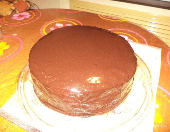 Делаем глазурь. Сахар смешать с водой и прокипятить до полного растворения сахара минут 5, шоколад растопить на водяной бане (первый раз я так и сделала,а во второй распустила в микро, добавив масло и немного сливок - разницы я не почувствовала, но проще оказалось - да!), сливки подогреть, распустить в них желатин, влить растопленный шоколад и соединить массу с сахарным сиропом, перемешать, остудить и залить наш торт. У меня не получилось залить красиво бока, получалось подтеками, но спас широкий нож. Собирая с тарелки глазурь ножом, я поднимала и подравнивала, а вот на маленьком было немного сложнее, глазурь застывала - немного переложила желатина (на глаз) и уже не "расправлялась".