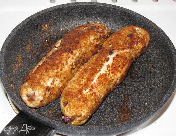 Разогреть в сковороде оливковое масло и обжарить рулетики со всех сторон.