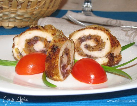 Достать рулеты из духовки, порезать наискосок и подавать к столу. Приятного аппетита!