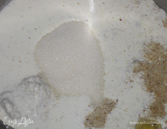 Включаем духовку на 180'C. Грецкие орехи превращаем в мукообразное состояние, используя измельчитель. Добавляем сливки, яйца, сахар, ванильный сахар и все перемешать. У нас получается жидковатая масса. 