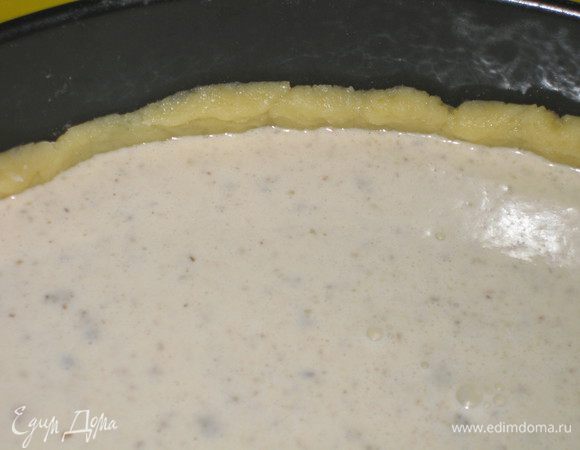 Дно формы (у меня D=24 см) застилаем пекарской бумагой. Достаем наше тесто, раскатываем круг, присыпая мукой по необходимости, большего диаметра, чем форма. С помощью скалки переносим раскатанное тесто в форму и делаем бортики. Затем заливаем начинку и ставим в духовку на 50 - 60 минут. По истечении этого времени вытаскиваем пирог и даем ему остыть.