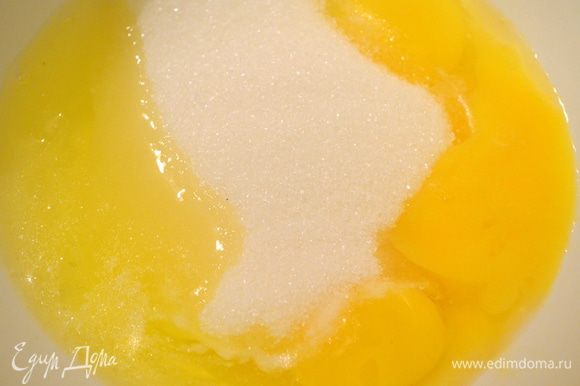 В миску разбить яйца, добавить к ним 1 ст. ложку теплой воды, сахар, ванилин, щепотку соли и цедру.