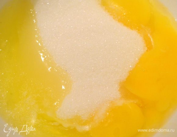 В миску разбить яйца, добавить к ним 1 ст. ложку теплой воды, сахар, ванилин, щепотку соли и цедру. 