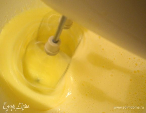 взбиваем все это миксером в пышную массу, она должна увеличится в 2 раза