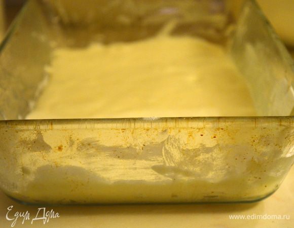 выкладываем половину теста в форму и выпекаем 15 минут при 200 гр.