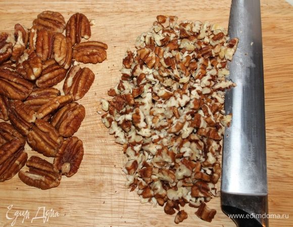 Измельчить 130 г орехов, 70 г оставить целыми для украшения.