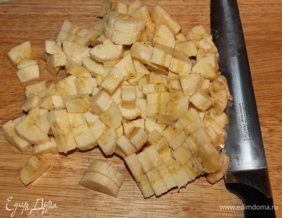 Бананы и ананасы мелко порубить.