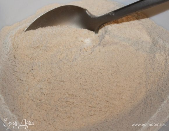 В большой чашке смешать просеянную с содой муку, сахар, соль и корицу.