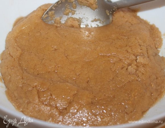 Добавить растительное масло и слегка взбитые яйца. Перемешать, чтобы ингредиенты соединились, не взбивая и не растирая...