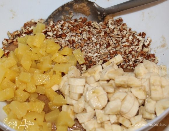 Добавить ванильный экстракт (рекомендуется использовать именно экстракт, а не ванилин или ванильный сахар), бананы, орехи и  ананасы вместе с соком. 