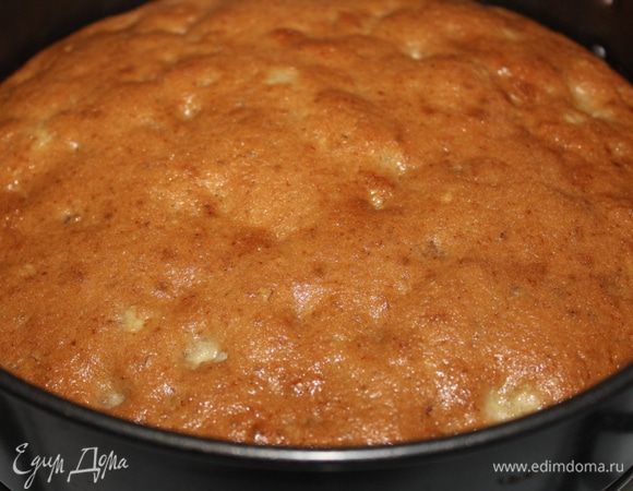 На дно круглой формы для выпечки положить круг из бумаги для выпечки и выложить на него 1/3 теста. Выпекать при 170 градусах 25-30 минут. Остудить в форме 10 минут, потом достать и полностью остудить. Выпечь 3 коржа.