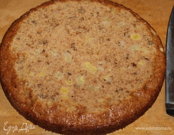 Тесто очень хорошо поднимается. Но меня смутило, что оно надулось шапочкой... Поэтому  эту шапочку я решила срезать и выровнять коржи...