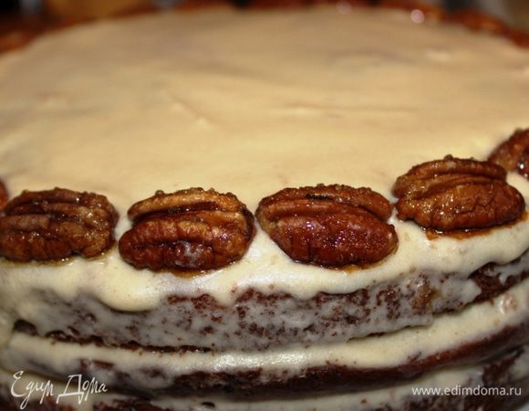 Для крема взбить сливочный сыр с сахарной пудрой и ванильным экстрактом до пышности. Покрыть кремом торт, промазывая им же между коржами. Сверху выложить орехи. В общем, у меня получилось не так красиво, как у Гастронома, но тоже очень вкусно (скромно так сказала...)