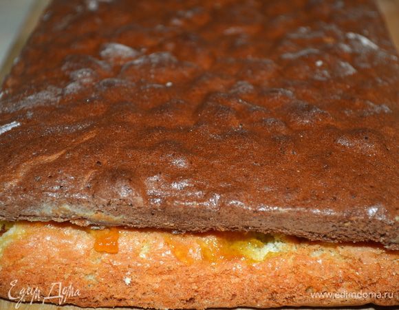 сверху кладем шоколадный корж