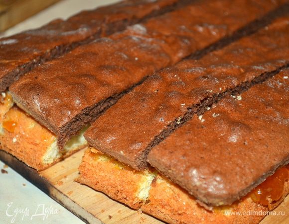 далее бисквит надо разрезать на 4 равные полосы, примерно по 3 см...