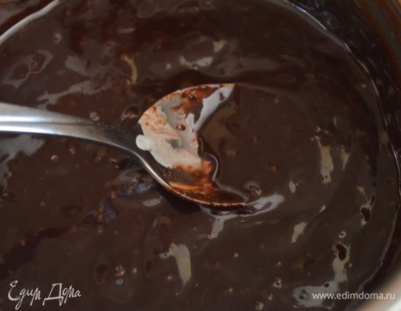 Для глазури: в ковшике смешиваем все вышеуказанные ингредиенты, и растапливаем на среднем огне, топим до однородности и при этом помешиваем. 