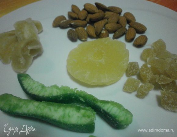 Набор различных цукатов для выпечки и миндаль неочищенный.