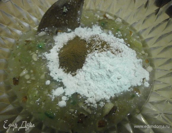 Добавить яйца. Добавить сухую смесь - муку, разрыхлитель, соль, смесь специй. Вымешать ложкой до однородной массы.