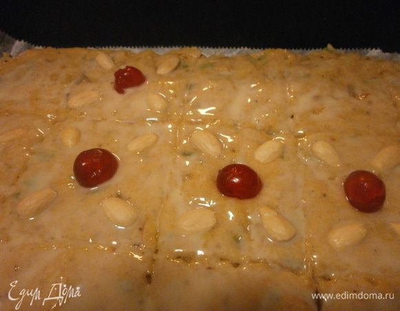 Тупым краем ножа нанести контуры 4 см на 6 см. В центр каждого уложить черешенку и миндаль. Миндаль предварительно разрезать вдоль на две части. Я этого не делала и  мне понадобилось чуть больше. Желательно не вдавливать в тесто, т. к. тесто вырастет. Выпекать 40-45 минут при температуре 175 градусов до золотистого медового цвета.