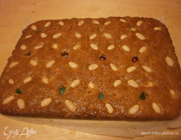 Готовую коврижку нарезаем по предварительно намеченным контурам и оставляем до полного остывания.