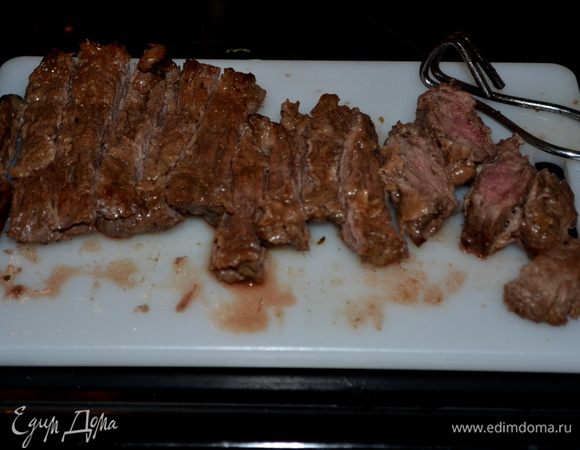 Промаринованную говядину ставим в разогретую духовку на 200 гр. и готовим до полной прожарки или средней прожарки. Готовое мясо разрезаем полосками.