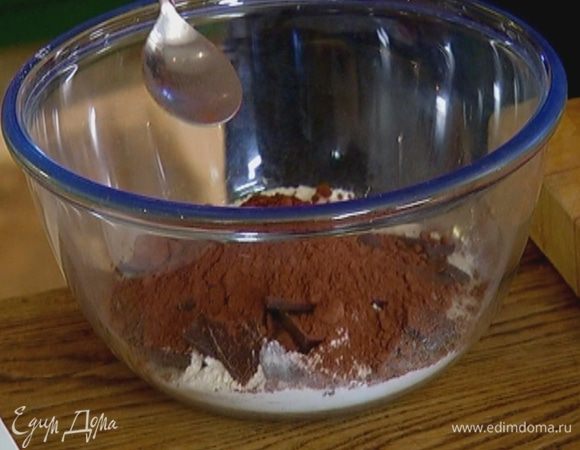 Муку перемешать с шоколадом, какао, сахаром, разрыхлителем и солью.