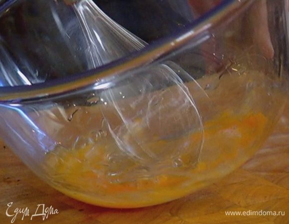 Яйцо слегка взбить миксером.