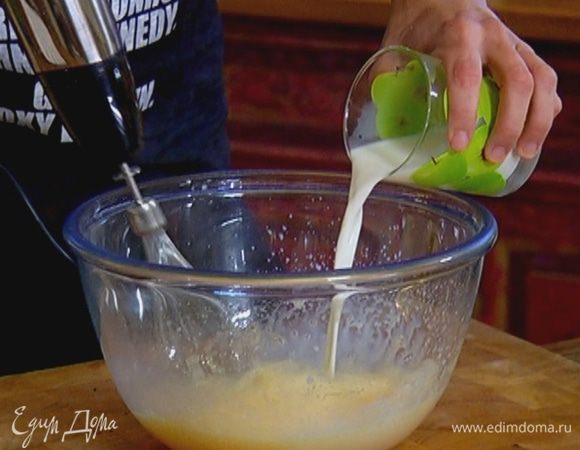 Не прекращая взбивать, влить молоко и оливковое масло.