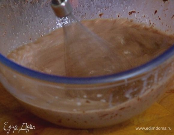 Добавить шоколадно-ореховую пасту и еще немного взбить.
