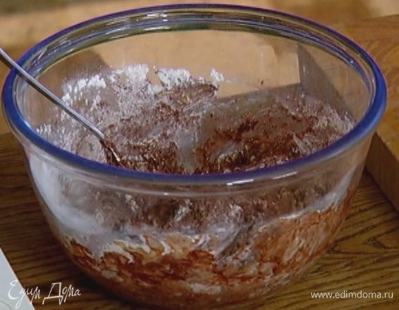 Влить молочно-яичную массу в муку с какао и шоколадом, все перемешать.