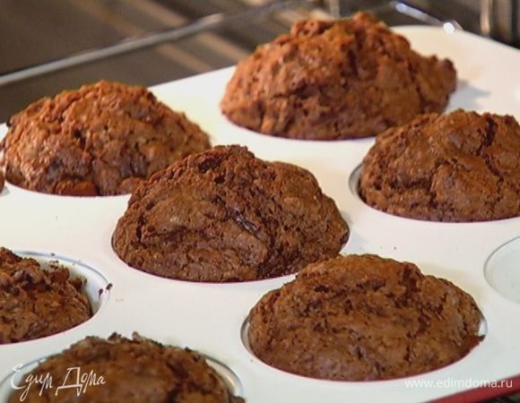 Формы для маффинов смазать растительным маслом, разложить в них шоколадное тесто и отправить в разогретую духовку на 20 минут.