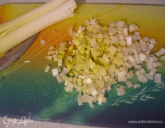 Разогреть духовку до 180 гр.
Нарезать лук-порей небольшими кусочками.