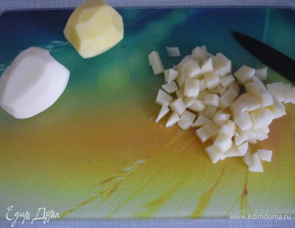 Картофель порезать кубиками. Мелко нарезать петрушку и чеснок.