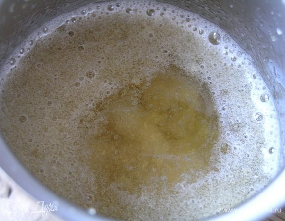 Желатин замочить в шампанском до набухания.