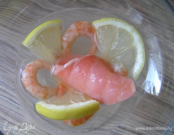 Семгу нарезать ломтиками. Лимон кружочками, затем еще на 3-4 части. Уложить в формочки/креманки несколько креветок, ломтик семги и кусочки лимона.
