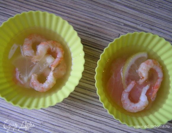 Шампанское нагреть до полного растворения желатина, добавить креветочный бульон, сахар, перемешать, досолить по вкусу, залить в формочки до середины. Убрать в морозилку на 5-7 минут, чтобы верх схватился.