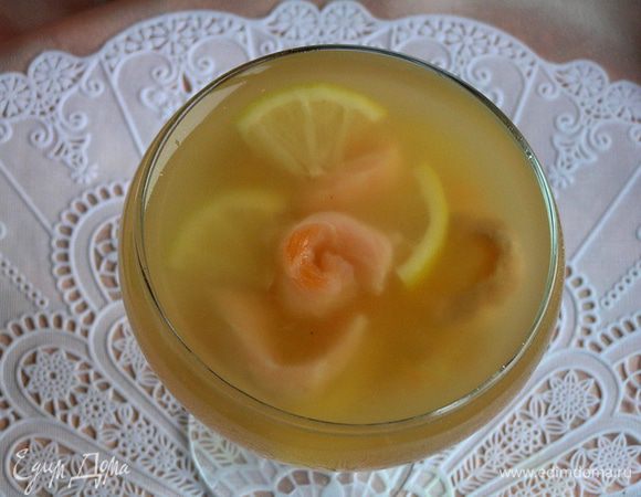 Разложить оставшиеся ингредиенты по формочкам, залить оставшимся шампанским. Убрать в холодильник до полного застывания.