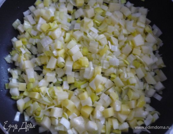 В сковороде разогреть оливковое масло (50 мл) и обжарить картофель, лук и чеснок 5-7 минут. Добавить соль, перец, 75 мл воды и тушить под крышкой 15 минут. 
