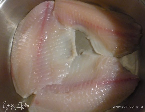 Приготовить рыбу. Можно на пару. Я готовила в посуде с толстым дном 10 минут. Затем разобрать её на кусочки.