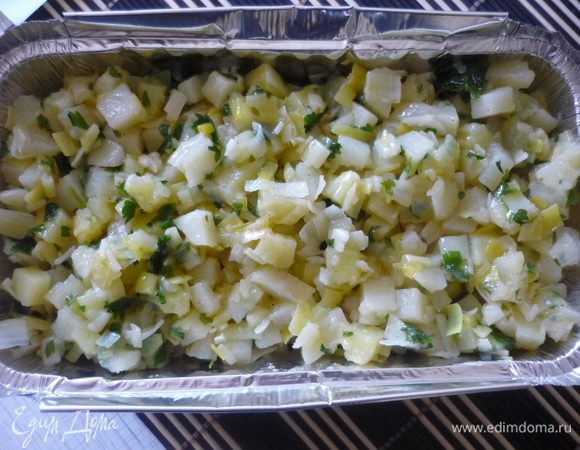 Форму смазать маслом. На дно выложить половину овощной смеси, затем слой рыбы и остальные овощи. Сбрызнуть оливковым маслом. Посыпать тёртым сыром. 