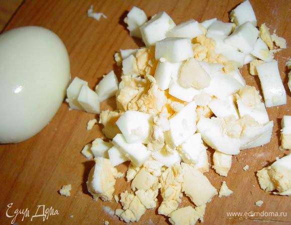 Отвариваем рис и яйца. Яйца очищаем и нарезаем кубиками,