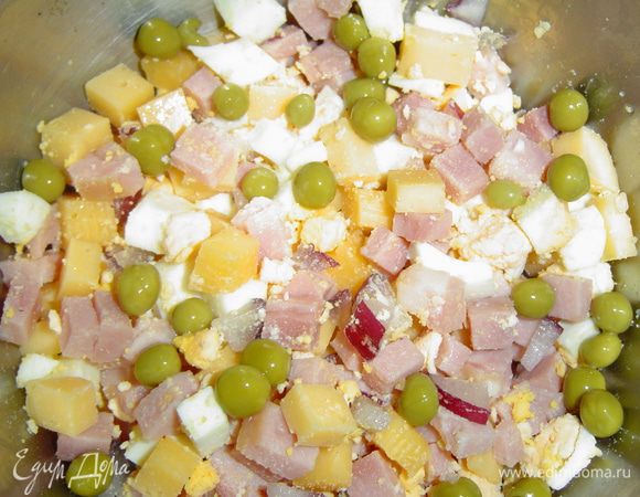 Все эти ингредиенты кладем в миску, перемешиваем и добавляем зеленый горошек,который предварительно отцеживаем, а потом аккуратненько перемешиваем.